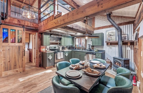 Jamestown Cabin | Dog-Friendly Year-Round Creekside Cabin Hot Tub 5.8 Acres