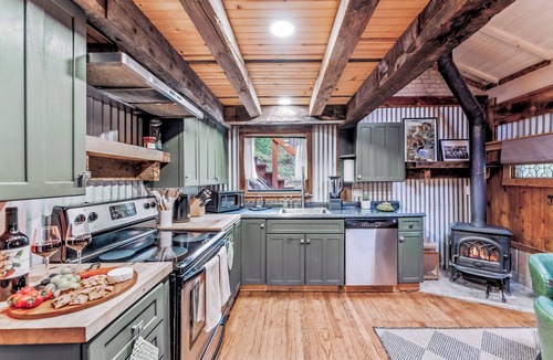 Jamestown Cabin | Dog-Friendly Year-Round Creekside Cabin Hot Tub 5.8 Acres