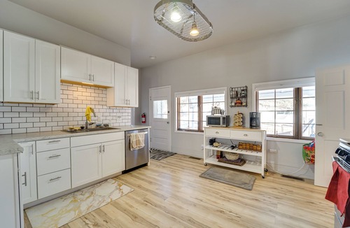 Lewis Cottage | 'Dolorable' Home w/Yard - Walk to River!