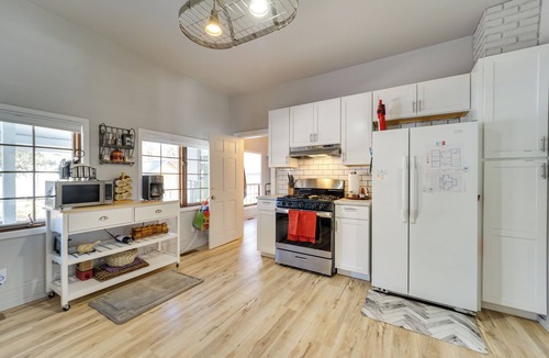 Lewis Cottage | 'Dolorable' Home w/Yard - Walk to River!