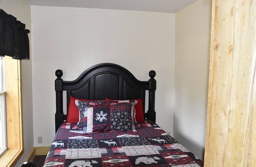 South Fork Cabin | Double cabin with mountain views- Sunset/Sunrise Cabin
