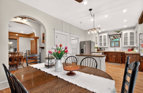 Old North End House | Downtown, 6 kings, Sleeps 14+, Game Room, Courtyard, Hot Tub