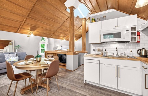 Old North End House | Downtown, 6 kings, Sleeps 14+, Game Room, Courtyard, Hot Tub