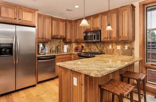 Aspen Condo | Downtown Aspen 3BR - 0-2 Blocks to Silver Queen Gondola w/hot tub!