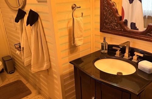 Glenwood Springs Bed & Breakfast | Downtown BnB King Bed Clawfoot Tub & Hot Tub