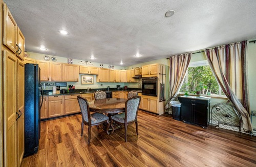 Lewis House | DOWNTOWN DOLORES COLORADO w/river access - Stay at Cozy Comfort Inn, Dolores, CO