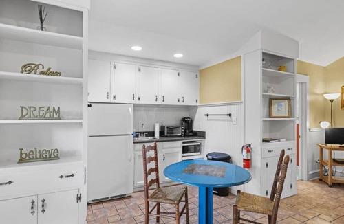 Gainesville Condo | Downtown Guest Studio with Porch and Spa Tub