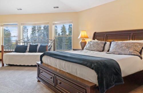 Westridge House | Dreamy 6 BR with Hot Tub Walk to Goose Pasture Tarn