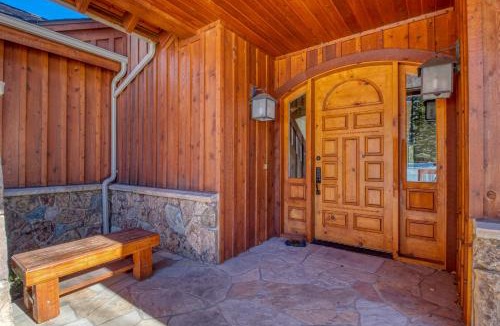 Three Peaks House | Easy Bend Elegance