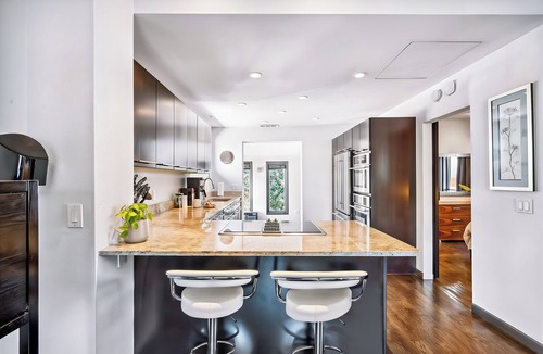 Speer House | Eco-Friendly, Modern Smart Home - Surround Sound - Chef's Kitchen - Fast WiFi