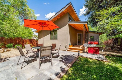 Durango House | Eco-Friendly, Walk to River/Mountain Trail - King Beds - AC - Near Downtown