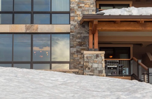 Steamboat Springs Condo | Edgemont 2305 Luxury Mountain Condo with Backdoor Ski Access!