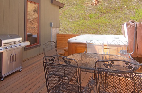 Woodland Park Cabin | Elite mountain retreat, hot tub, walk to waterfalls, hiking, fishing, wildlife.