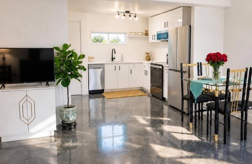 Barrie House | Emerald &Ruby Elegant Luxury 2BR