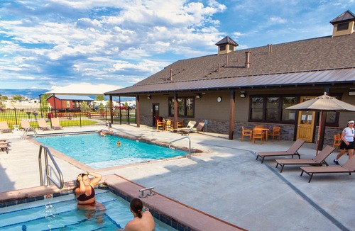 Grand Junction House | Enjoy a stay in our pet-friendly park model.