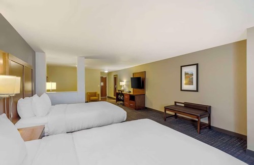 Loveland Hotel | Enjoy Adventure at 4 Family-Friendly Suites Near Chapungu Sculpture Park