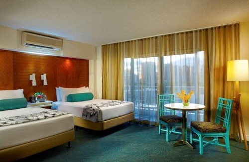 Waikiki Hotel | Enjoy Complimentary Breakfast | 3 Relaxing Rooms | Outdoor Pool