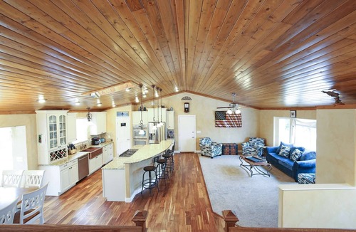 Gleneagle House | Entertaining at its Best, Minutes from AF Academy, Gourmet Kitchen,Gazebo, Fire Pit,Wifi, Pool Table