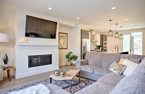 Englewood House | Epic New Home, Prime Location & 5BD