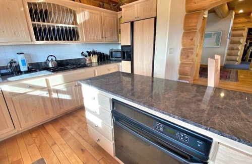 Bayfield Cabin | Epic Retreat on 37 acres with Mountain Views, Private Hot Tub, Pet Friendly