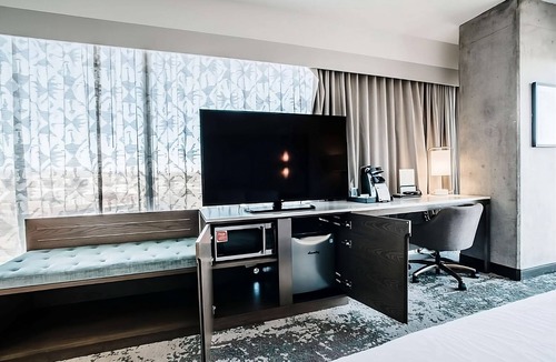 LoDo House | Escape to Denver's Urban Oasis! Indoor Swimming Pool, Pet-friendly!