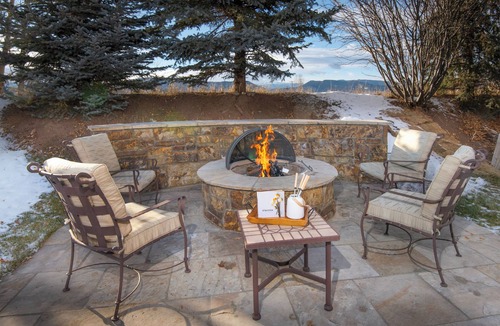 Gypsum Apartment | Escape to Modern Mountain Retreat Near Top Ski Resorts w/Hot Tub!