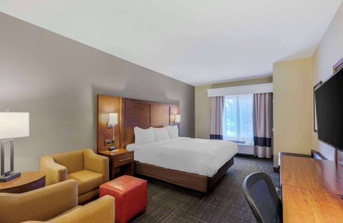Loveland Hotel | Escape to Suite with Relaxing Atmosphere Near Boyd Lake State Park