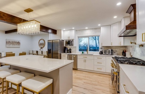 Broomfield House | Essence of Opulence: 20 Guests, 4000sqft! Pickleball, Poker, Fire Pit, Ping Pong