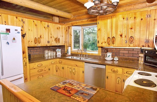 Estes Park Cabin | Estes Park Log Cabin, Close to RMNP Entrance and Downtown, Hot Tub, Pets Welcome, Bluebird Cabin