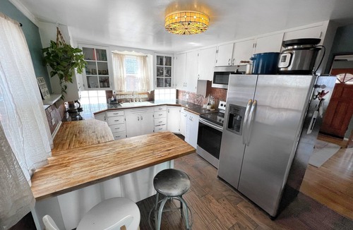 Villa Park House | Expansive Luxury Downtown Haven Family Friendly, 4 Bedroom, 2 Bath, Fenced Yard