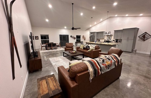 Florence House | Expansive mountain panoramas with 3 Bed/3 Bath and Great Room for Entertaining
