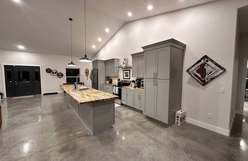 Florence House | Expansive mountain panoramas with 3 Bed/3 Bath and Great Room for Entertaining