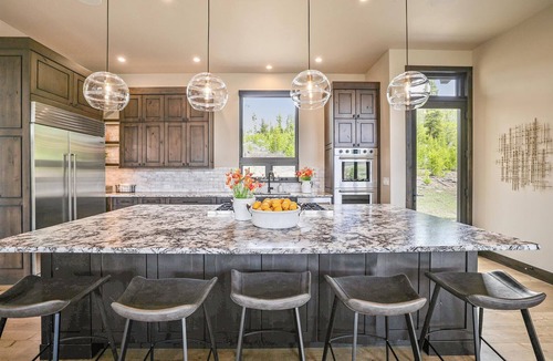 The Highlands House | Experience luxury at The Crowne Summit with stunning mountain views!