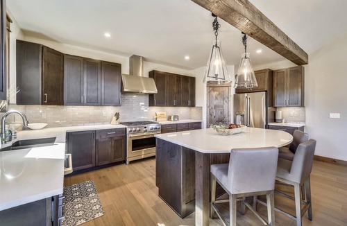 Baldy Mountain House | Experience the charm of Cocoa Cabin, a spacious retreat with stunning views & luxurious amenities.