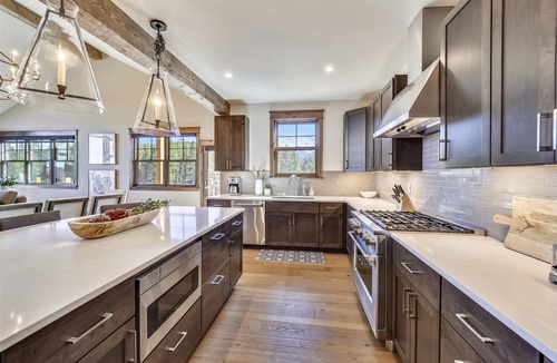 Baldy Mountain House | Experience the charm of Cocoa Cabin, a spacious retreat with stunning views & luxurious amenities.