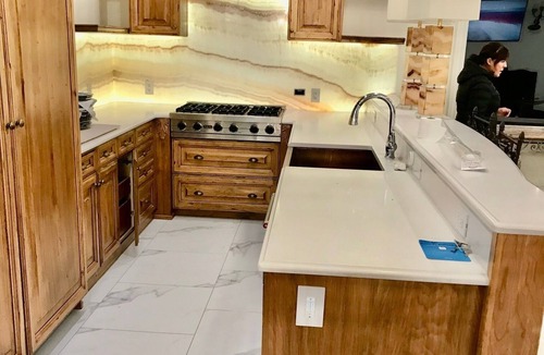 Knollwood House | Exquisite pet friendly home, 5 blks from Gondola with stunning views!