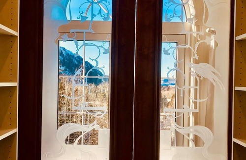 Knollwood House | Exquisite pet friendly home, 5 blks from Gondola with stunning views!