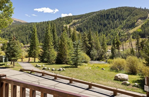 Mountain House Condo | Extra Large Condo, Amazing Views, Community Hot Tub - Quick Walk to Slopes!