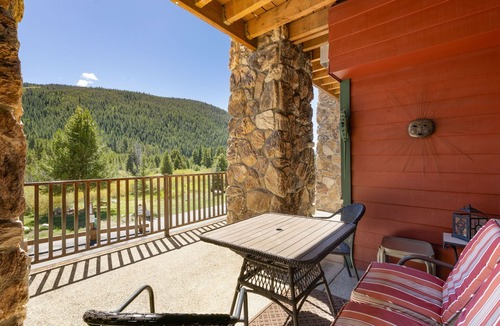 Mountain House Condo | Extra Large Condo, Amazing Views, Community Hot Tub - Quick Walk to Slopes!