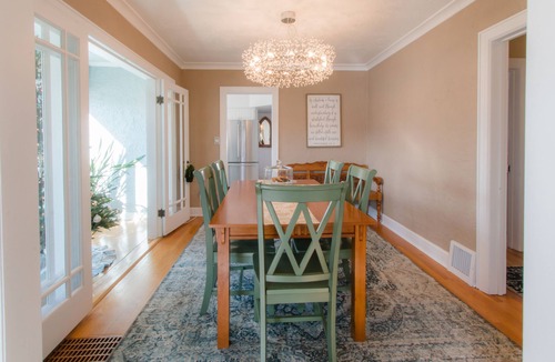 Central Colorado Springs House | Extremely Clean!🏡1928 Columbine Cottage-Hot tub,Fire pit,Hiking,Pikes Peak Views