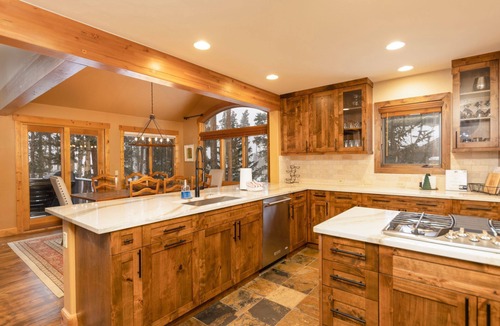The Highlands House | Fairview Lodge: Private Home on Golf Course, Hot Tub, Pool Table, Dogs OK!