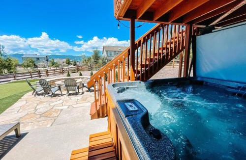 Gleneagle House | Falcon's Nest hot tub games mins to USAFA and hiking