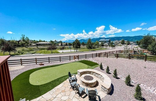 Gleneagle House | Falcon's Nest | hot tub/games/mins to USAFA&hiking