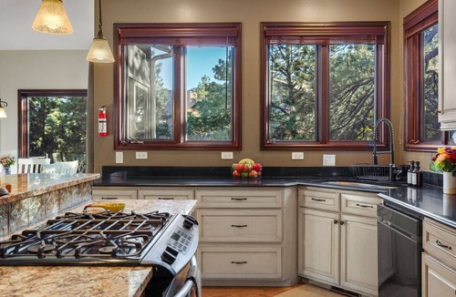 Mountain Shadows House | Fall Availability! Large Family-Friendly Escape Game Room Hot Tub Kids room