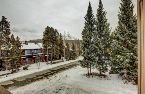 Four O'Clock Condo | Family-Friendly 2BR/2BA – Ski In, 200 Steps to Lift, Heated Garage, Walk to Town