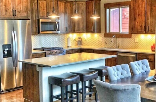 Fraser House | Family friendly 3 bedroom, mt views, private outdoor hot tub
