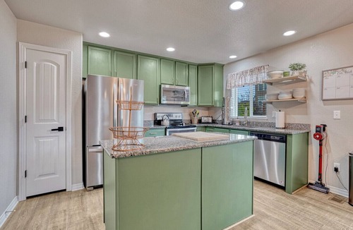 Monument House | Family Friendly Charming +Clean 5 Bedroom House,
