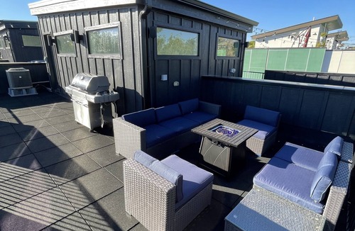 West Colfax House | Family-friendly Townhouse on Jefferson Park. 5-minute walk from Empower Field!