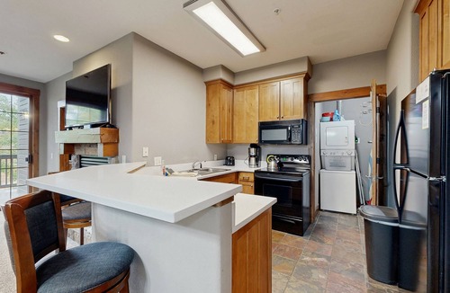Granby Condo | Family home w/private washer/dryer, free WiFi, shared hot tub, & gas fireplace