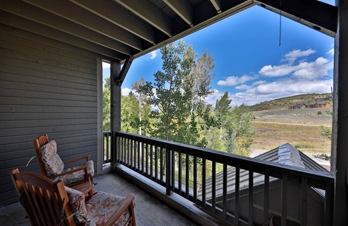 Granby Condo | Family home w/private washer/dryer, free WiFi, shared hot tub, & gas fireplace